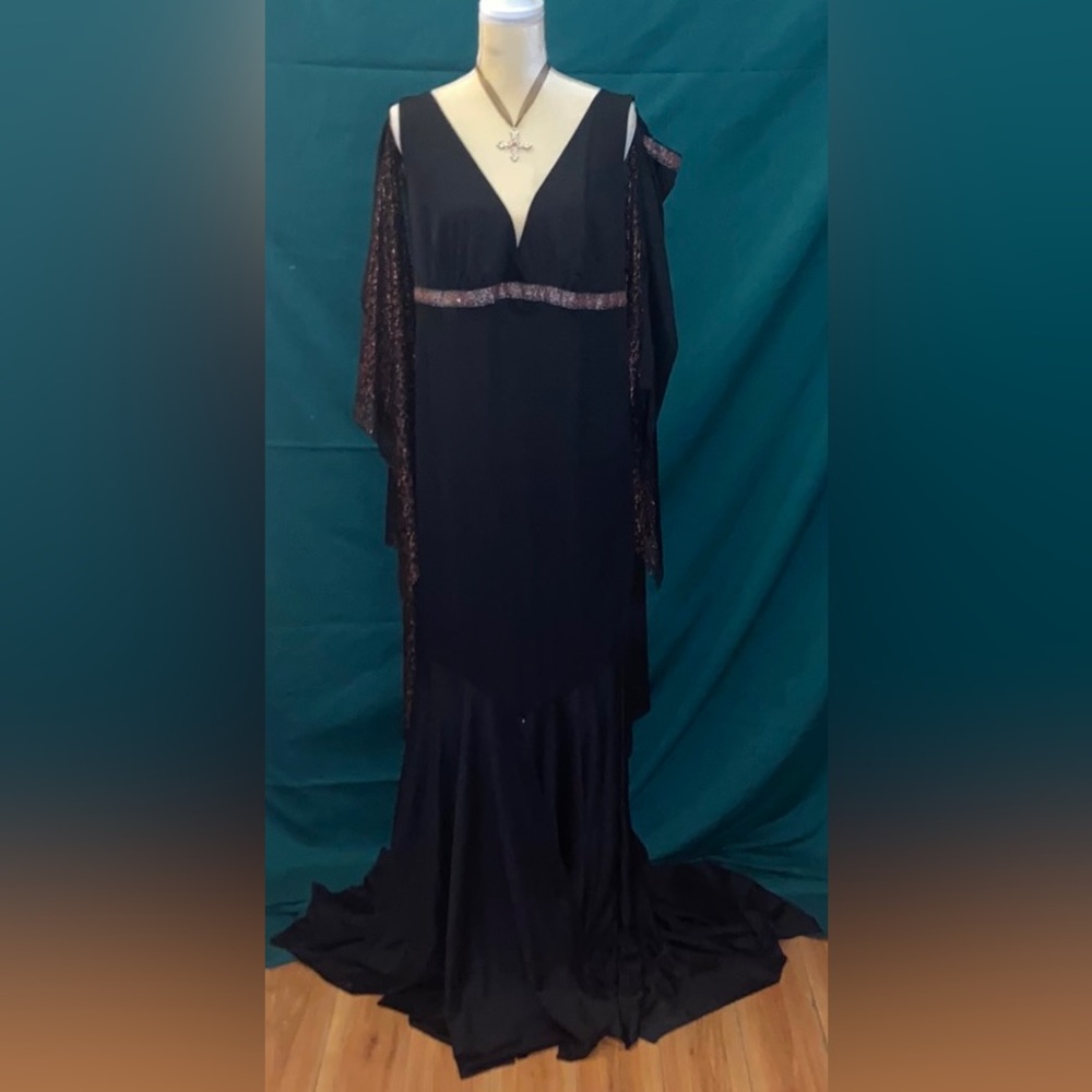 🎃 Halloween Costume Immortal
Seductress Long Black Dress Silver & Red Size 3XL